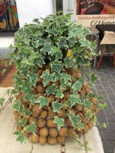 Potatoes even formed part of the décor of the stalls.