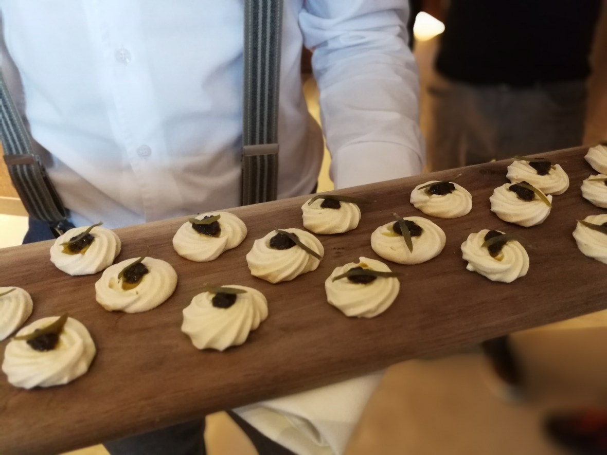 Olive oil meringue canapes